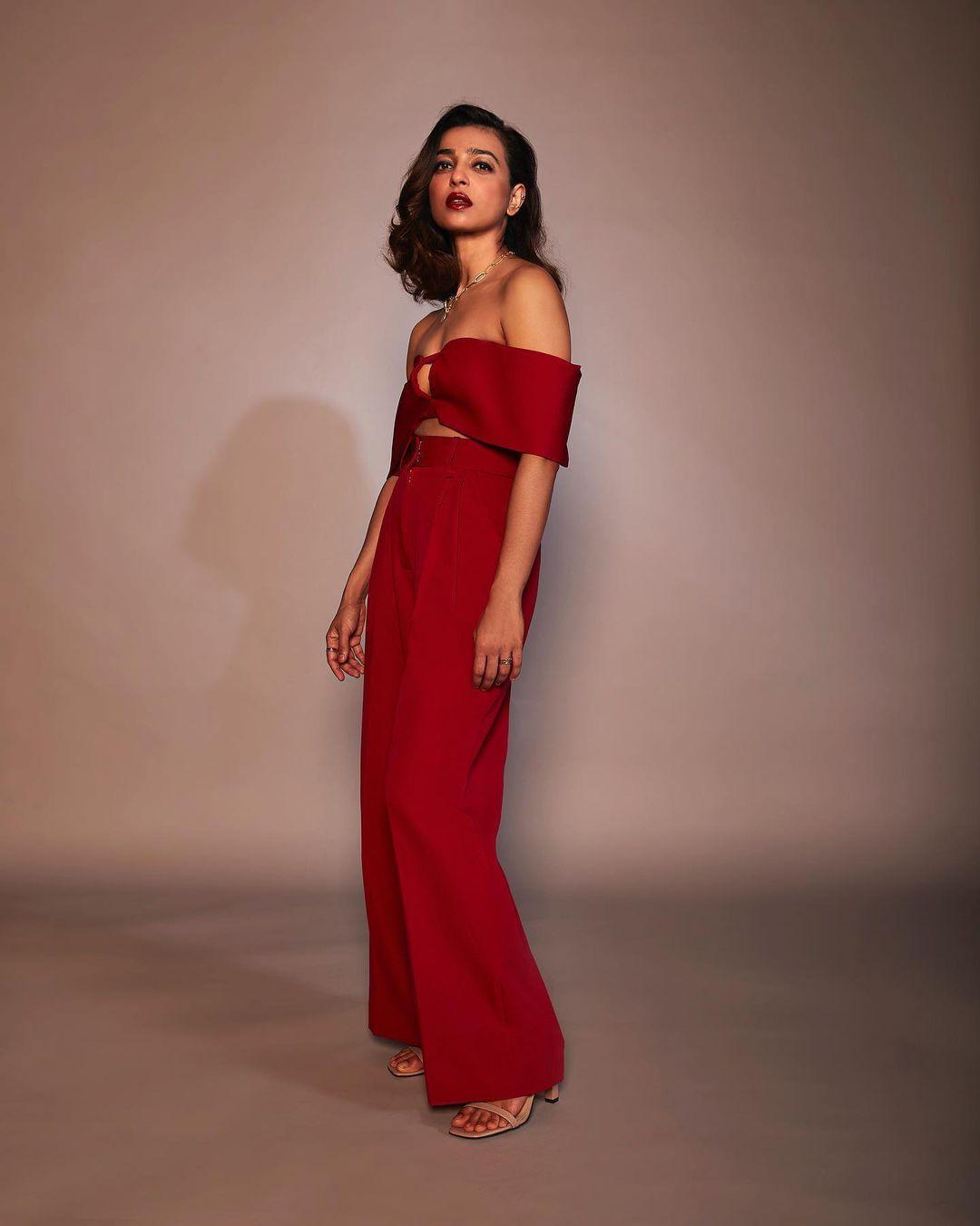 The off-shoulder top adds a touch of sensuality to the ensemble, while the flared pants deliver a hint of retro charm, all wrapped up in an effortlessly chic package.&nbsp;